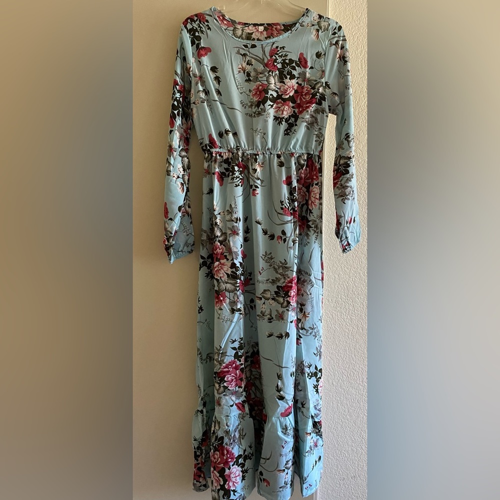 New maxi floral dress size L but it will fit small or medium